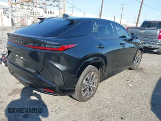 2024 Lexus RZ 300e Premium z VIN JTJABABB1RA004615, wystawiony jako IAAI lot #41310232 z przebiegiem 9 622 mil mil oraz . Historia ofert i sprzedaży dostępna na DreamBid. Obrazek 4.
