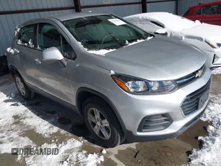 2020 Chevrolet Trax LS z VIN 3GNCJNSB9LL127074, wystawiony jako IAAI lot #41256285 z przebiegiem 107 162 mil mil oraz . Historia ofert i sprzedaży dostępna na DreamBid. Obrazek 1.