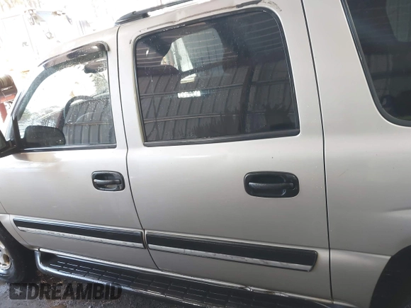 2004 Chevrolet Suburban LS with VIN 3GNEC16Z74G201816, listed as a IAAI auction lot 41721157 with 265,245 mi miles. Bid and sale history available at carsss.com. Image 14.