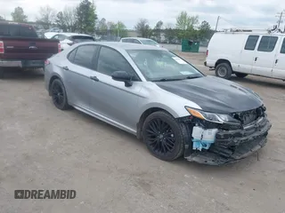 2020 Toyota Camry SE z VIN 4T1G11AK1LU334922, wystawiony jako IAAI lot #41964012 z przebiegiem 135 008 mil mil oraz . Historia ofert i sprzedaży dostępna na DreamBid. Obrazek 1.