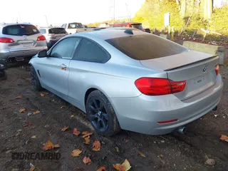 2015 BMW 4 Series 435i xDrive z VIN WBA3R5C5XFK371491, wystawiony jako IAAI lot #40755251 z przebiegiem 122 181 mil mil oraz . Historia ofert i sprzedaży dostępna na DreamBid. Obrazek 3.