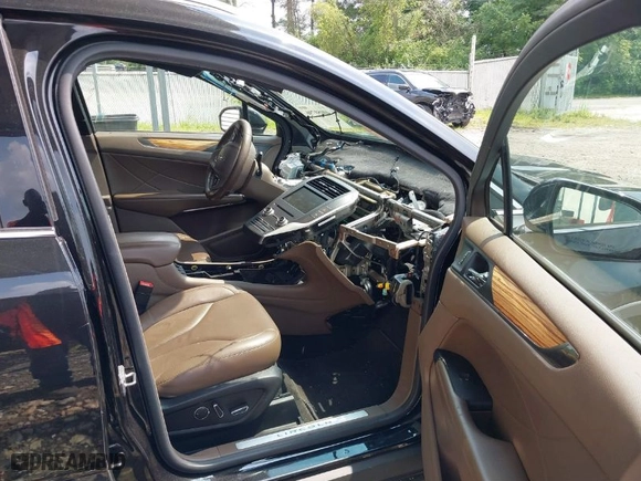 2015 Lincoln MKC with VIN 5LMTJ2AH3FUJ07208, listed as a IAAI auction lot 40050796 with 101,296 mi miles. Bid and sale history available at carsss.com. Image 5.