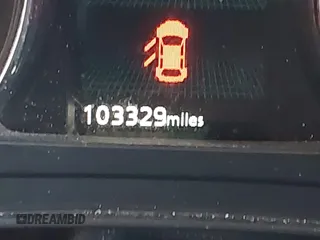 2020 Mitsubishi Outlander ES z VIN JA4AP3AU5LU017645, wystawiony jako IAAI lot #42259034 z przebiegiem 103 329 mil mil oraz . Historia ofert i sprzedaży dostępna na DreamBid. Obrazek 14.