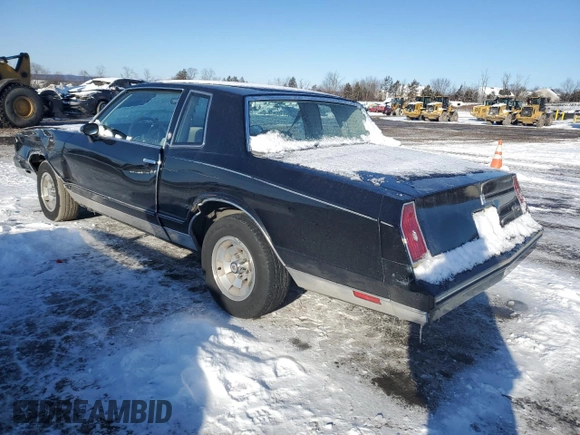 1984 Chevrolet Monte Carlo z VIN 1G1AZ37H3EB102999, wystawiony jako Copart lot #87061824 z przebiegiem 271 202 mil mil oraz Szkody całkowita. Historia ofert i sprzedaży dostępna na DreamBid. Obrazek 2.