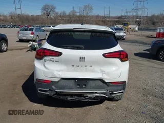 2024 Buick Encore GX Preferred z VIN KL4AMCSL1RB002336, wystawiony jako IAAI lot #41700398 z przebiegiem 13 901 mil mil oraz . Historia ofert i sprzedaży dostępna na DreamBid. Obrazek 16.