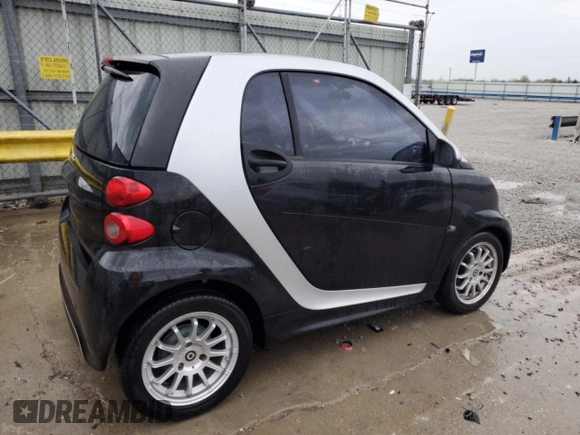 2013 Smart fortwo Pure z VIN WMEEJ3BA0DK671030, wystawiony jako Copart lot #53307075 z przebiegiem 57 779 mil mil oraz Szkody całkowita. Historia ofert i sprzedaży dostępna na DreamBid. Obrazek 3.