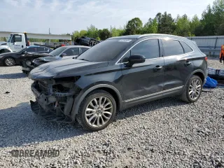 2015 Lincoln MKC z VIN 5LMCJ1A9XFUJ41861, wystawiony jako Copart lot #52760555 z przebiegiem 112 311 mil mil oraz Szkody całkowita. Historia ofert i sprzedaży dostępna na DreamBid. Obrazek 1.