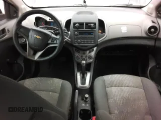 2015 Chevrolet Sonic LS z VIN 1G1JA5SH1F4135192, wystawiony jako Copart lot #56203965 z przebiegiem 194 345 mil mil oraz Czysty tytuł • Clean title. Historia ofert i sprzedaży dostępna na DreamBid. Obrazek 8.