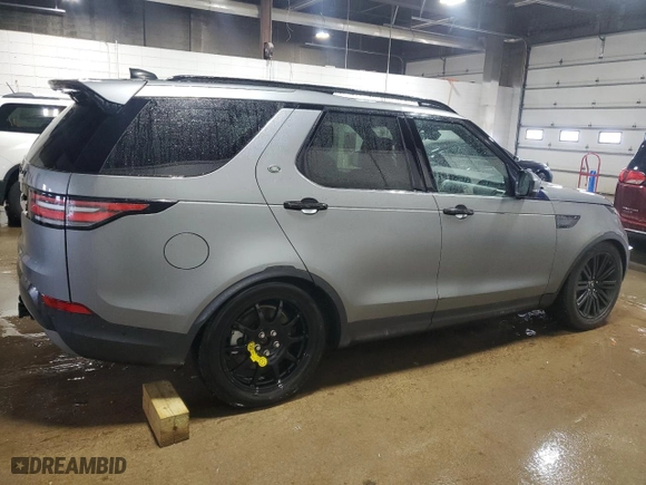 2018 Land Rover Discovery HSE Luxury with VIN SALRT2RV7JA052867, listed as a Copart auction lot 47933665 with 104,033 mi miles and Salvage Title. Bid and sale history available at carsss.com. Image 3.