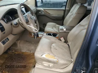 2005 Nissan Pathfinder SE z VIN 5N1AR18W65C705332, wystawiony jako Copart lot #86779704 z przebiegiem 119 877 mil mil oraz Czysty tytuł • Clean title. Historia ofert i sprzedaży dostępna na DreamBid. Obrazek 7.