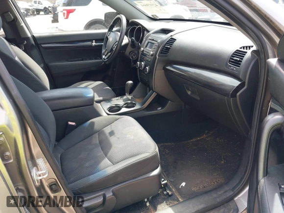2011 Kia Sorento LX with VIN 5XYKT4A1XBG063246, listed as a IAAI auction lot 42019664 with 264,937 mi miles. Bid and sale history available at carsss.com. Image 5.