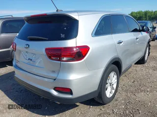 2019 Kia Sorento LX z VIN 5XYPG4A34KG574303, wystawiony jako IAAI lot #42191577 z przebiegiem 117 821 mil mil oraz . Historia ofert i sprzedaży dostępna na DreamBid. Obrazek 4.