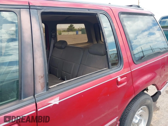 1996 Ford Explorer XLT z VIN 1FMDU32P9TZA66446, wystawiony jako IAAI lot #42643571 z przebiegiem 174 927 mil mil oraz . Historia ofert i sprzedaży dostępna na DreamBid. Obrazek 12.