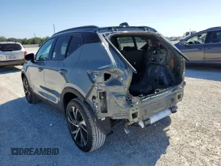 2022 Volvo XC40 R-Design z VIN YV4AC2HM4N2789180, wystawiony jako Copart lot #39333823 z przebiegiem 527 mil mil oraz . Historia ofert i sprzedaży dostępna na DreamBid. Obrazek 2.