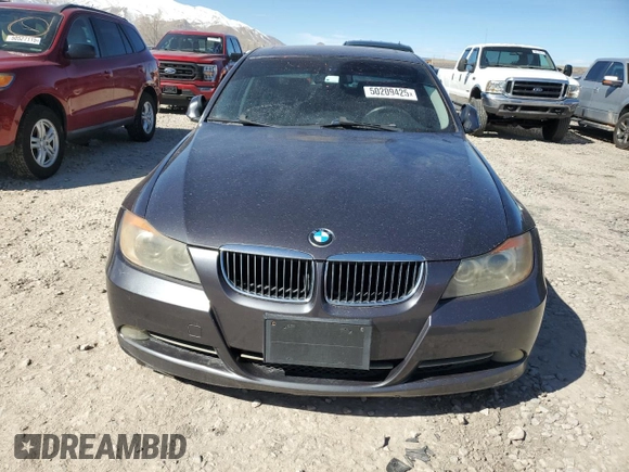 2006 BMW 3 Series 330i z VIN WBAVB33556KS36808, wystawiony jako Copart lot #50209425 z przebiegiem 156 235 mil mil oraz Czysty tytuł • Clean title. Historia ofert i sprzedaży dostępna na DreamBid. Obrazek 5.