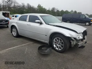 2005 Chrysler 300 C z VIN 2C3JA63H85H560944, wystawiony jako Copart lot #61142485 z przebiegiem 141 753 mil mil oraz Szkoda całkowita • Salvage title. Historia ofert i sprzedaży dostępna na DreamBid. Obrazek 4.
