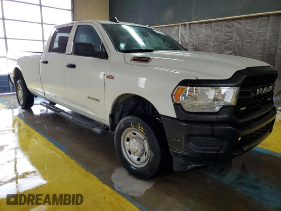 2022 Ram 2500 Tradesman z VIN 3C6UR5HJ9NG298656, wystawiony jako Copart lot #57645875 z przebiegiem 100 101 mil mil oraz Czysty tytuł • Clean title. Historia ofert i sprzedaży dostępna na DreamBid. Obrazek 4.