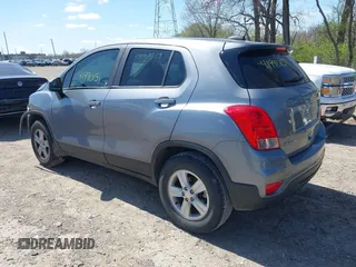 2020 Chevrolet Trax LS z VIN 3GNCJNSB5LL157348, wystawiony jako IAAI lot #41990151 z przebiegiem 101 555 mil mil oraz . Historia ofert i sprzedaży dostępna na DreamBid. Obrazek 3.