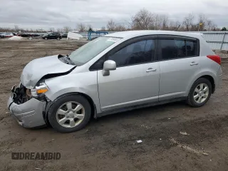 2008 Nissan Versa S z VIN 3N1BC13E88L432091, wystawiony jako Copart lot #50450665 z przebiegiem 337 739 mil mil oraz Szkoda całkowita • Salvage title. Historia ofert i sprzedaży dostępna na DreamBid. Obrazek 1.