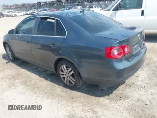 2007 Volkswagen Jetta 2.5 z VIN 3VWRF71K67M131095, wystawiony jako IAAI lot #42561971 z przebiegiem 127 592 mil mil oraz . Historia ofert i sprzedaży dostępna na DreamBid. Obrazek 3.