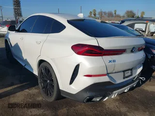 2021 BMW X6 sDrive40i z VIN 5UXCY4C06M9E16162, wystawiony jako IAAI lot #41279040 z przebiegiem 94 494 mil mil oraz . Historia ofert i sprzedaży dostępna na DreamBid. Obrazek 3.