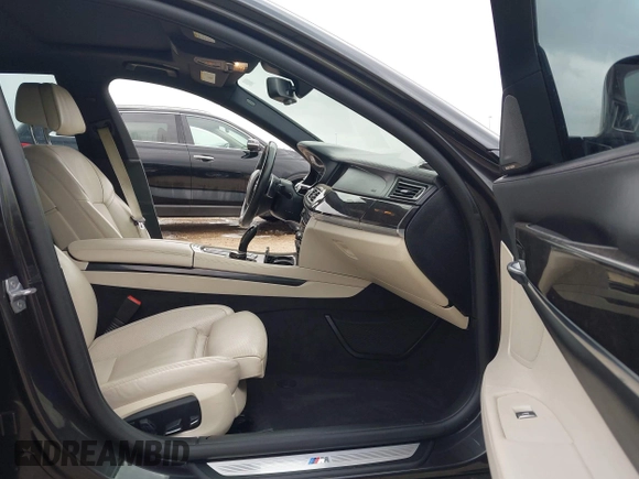 2014 BMW 7 Series ALPINA B7 z VIN WBAYE8C57ED134799, wystawiony jako IAAI lot #41891633 z przebiegiem 96 411 mil mil oraz . Historia ofert i sprzedaży dostępna na DreamBid. Obrazek 5.