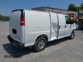 2025 GMC Savana Cargo z VIN 1GTW7AFP7S1140785, wystawiony jako IAAI lot #42340032 z przebiegiem 585 mil mil oraz . Historia ofert i sprzedaży dostępna na DreamBid. Obrazek 4.