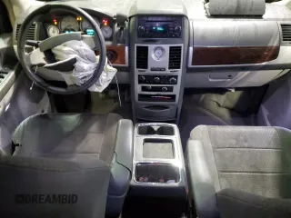 2010 Chrysler Town & Country Touring z VIN 2A4RR5D13AR351984, wystawiony jako Copart lot #82829684 z przebiegiem 258 151 mil mil oraz Czysty tytuł • Clean title. Historia ofert i sprzedaży dostępna na DreamBid. Obrazek 8.