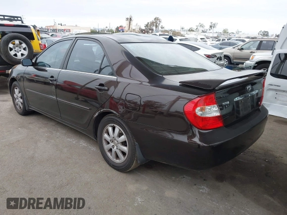 2002 Toyota Camry XLE z VIN JTDBF32K520006497, wystawiony jako IAAI lot #42021538 z przebiegiem 162 583 mil mil oraz . Historia ofert i sprzedaży dostępna na DreamBid. Obrazek 3.
