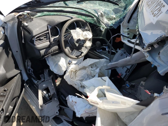 2024 Toyota Camry LE z VIN 4T1C11AK0RU197821, wystawiony jako Copart lot #52981825 z przebiegiem 35 396 mil mil oraz Szkody całkowita. Historia ofert i sprzedaży dostępna na DreamBid. Obrazek 8.
