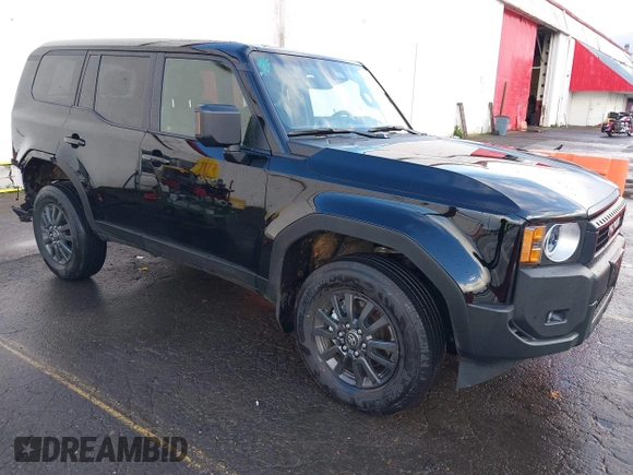 2024 Toyota Land Cruiser z VIN JTEABFAJ7RK015987, wystawiony jako IAAI lot #41168318 z przebiegiem 1662 mil mil oraz . Historia ofert i sprzedaży dostępna na DreamBid. Obrazek 1.