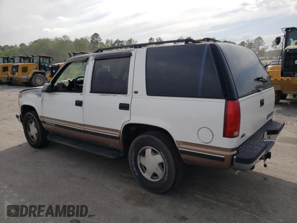 1998 Chevrolet Tahoe z VIN 1GNEK13R7WJ348565, wystawiony jako Copart lot #53375725 z przebiegiem 176 919 mil mil oraz Szkoda całkowita • Salvage title. Historia ofert i sprzedaży dostępna na DreamBid. Obrazek 2.