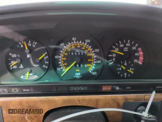 1985 Mercedes-Benz 500 SEL z VIN WDBCA37D4FA159349, wystawiony jako Copart lot #56601725 z przebiegiem 168 327 mil mil oraz Czysty tytuł • Clean title. Historia ofert i sprzedaży dostępna na DreamBid. Obrazek 9.