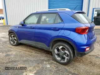 2024 Hyundai Venue SEL z VIN KMHRC8A38RU284095, wystawiony jako Copart lot #58979905 z przebiegiem 17 646 mil mil oraz Czysty tytuł • Clean title. Historia ofert i sprzedaży dostępna na DreamBid. Obrazek 2.
