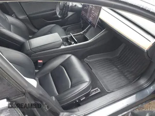 2020 Tesla Model 3 Long Range z VIN 5YJ3E1EBXLF770064, wystawiony jako IAAI lot #41424909 z przebiegiem 96 972 mil mil oraz . Historia ofert i sprzedaży dostępna na DreamBid. Obrazek 5.