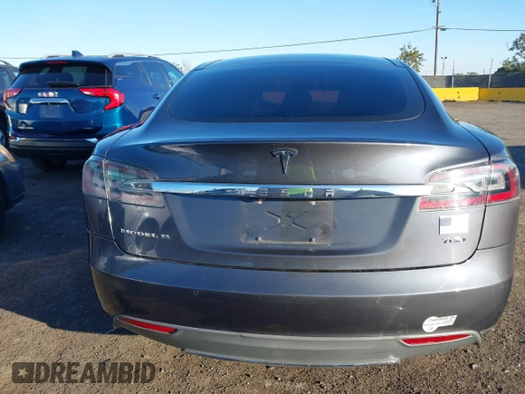 2015 Tesla Model S 85D with VIN 5YJSA1E28FF110066, listed as a IAAI auction lot 40672973 with 100,157 mi miles. Bid and sale history available at carsss.com. Image 17.