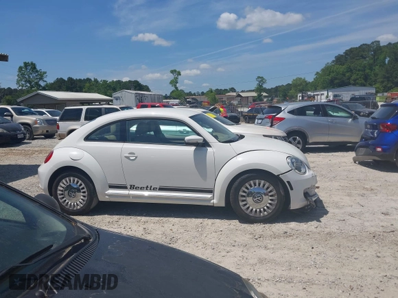 2013 Volkswagen Beetle 2.5L w/Sun с VIN 3VWJP7AT2DM659280, выставлен на аукционе IAAI как лот 42165515 с пробегом Не указан миль и . История ставок и продаж доступна на DreamBid. Изображение 14.