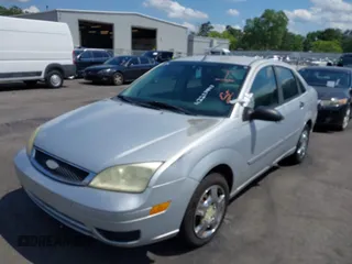 2006 Ford Focus S z VIN 1FAFP34N66W203290, wystawiony jako IAAI lot #42273443 z przebiegiem 193 482 mil mil oraz . Historia ofert i sprzedaży dostępna na DreamBid. Obrazek 2.