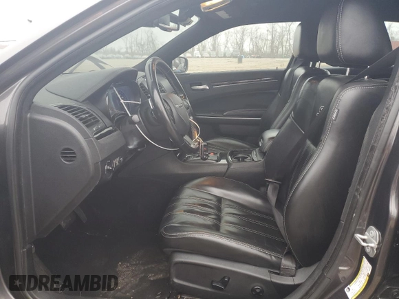 2019 Chrysler 300 S z VIN 2C3CCABG8KH594943, wystawiony jako Copart lot #49223225 z przebiegiem 60 893 mil mil oraz Szkody całkowita. Historia ofert i sprzedaży dostępna na DreamBid. Obrazek 7.