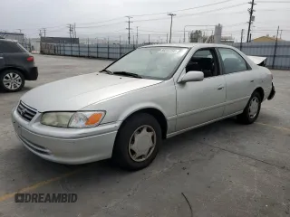 2000 Toyota Camry CE z VIN 4T1BG22K8YU707135, wystawiony jako Copart lot #59232255 z przebiegiem 151 968 mil mil oraz Szkoda całkowita • Salvage title. Historia ofert i sprzedaży dostępna na DreamBid. Obrazek 1.