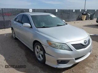 2011 Toyota Camry LE z VIN 4T1BF3EK5BU199055, wystawiony jako IAAI lot #41796989 z przebiegiem 137 891 mil mil oraz . Historia ofert i sprzedaży dostępna na DreamBid. Obrazek 1.