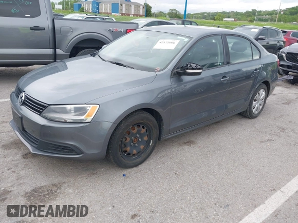2014 Volkswagen Jetta SE z VIN 3VWD17AJ3EM225383, wystawiony jako IAAI lot #42172006 z przebiegiem 129 198 mil mil oraz . Historia ofert i sprzedaży dostępna na DreamBid. Obrazek 2.