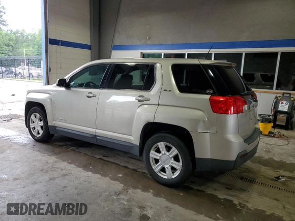 2015 GMC Terrain SLE z VIN 2GKALMEK8F6166008, wystawiony jako Copart lot #59155895 z przebiegiem 142 046 mil mil oraz Czysty tytuł • Clean title. Historia ofert i sprzedaży dostępna na DreamBid. Obrazek 2.