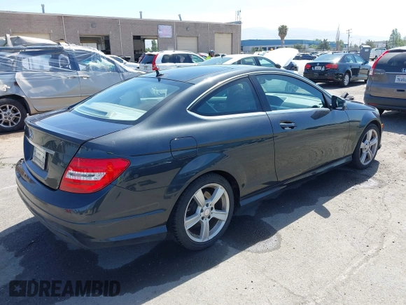 2013 Mercedes-Benz C 250 z VIN WDDGJ4HB3DG049866, wystawiony jako IAAI lot #42267407 z przebiegiem 87 499 mil mil oraz . Historia ofert i sprzedaży dostępna na DreamBid. Obrazek 4.