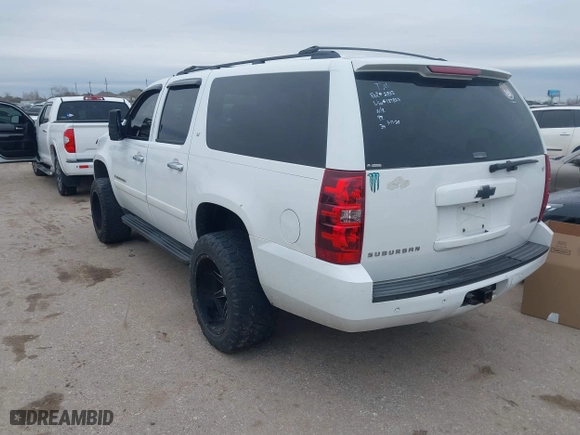 2008 Chevrolet Suburban LT w/3LT with VIN 3GNFC16048G187823, listed as a IAAI auction lot 41612832 with 244,128 mi miles. Bid and sale history available at carsss.com. Image 3.