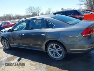 2013 Volkswagen Passat SE z VIN 1VWBN7A3XDC113600, wystawiony jako IAAI lot #41826962 z przebiegiem 121 188 mil mil oraz . Historia ofert i sprzedaży dostępna na DreamBid. Obrazek 15.