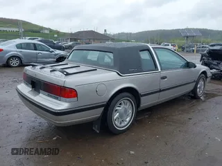 1990 Mercury Cougar z VIN 1MEPM6046LH630327, wystawiony jako IAAI lot #42112236 z przebiegiem 61 933 mil mil oraz . Historia ofert i sprzedaży dostępna na DreamBid. Obrazek 4.