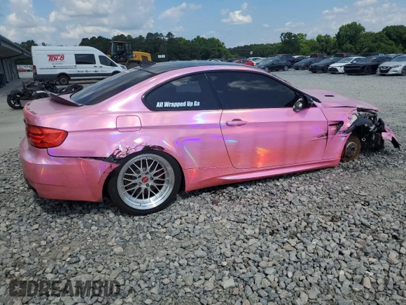 2013 BMW M3 z VIN WBSKG9C57DJ593767, wystawiony jako Copart lot #54728954 z przebiegiem 100 526 mil mil oraz Szkoda całkowita • Salvage title. Historia ofert i sprzedaży dostępna na DreamBid. Obrazek 3.