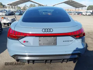 2024 Audi RS e-tron GT z VIN WAUBHBFWXR7901127, wystawiony jako IAAI lot #41220023 z przebiegiem 3414 mil mil oraz . Historia ofert i sprzedaży dostępna na DreamBid. Obrazek 17.