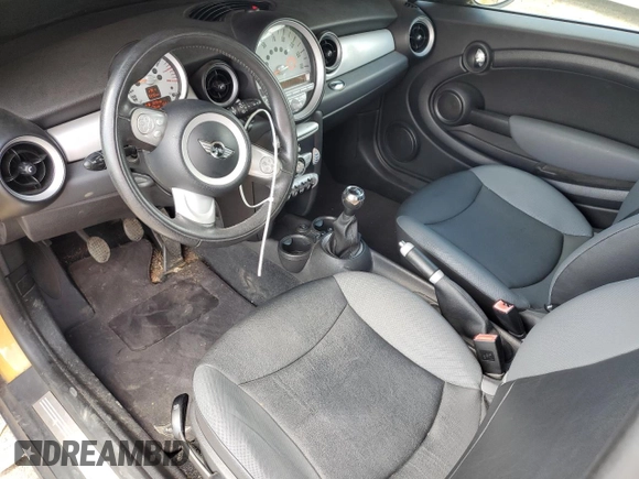 2008 MINI Hardtop z VIN WMWMF33568TU66807, wystawiony jako Copart lot #58900645 z przebiegiem 118 623 mil mil oraz Czysty tytuł • Clean title. Historia ofert i sprzedaży dostępna na DreamBid. Obrazek 8.